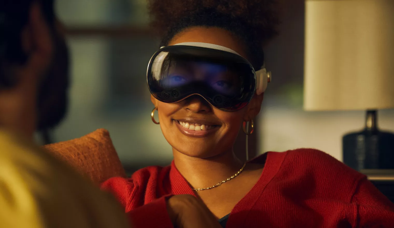 За передним стеклом установлен индикаторный OLED-дисплей