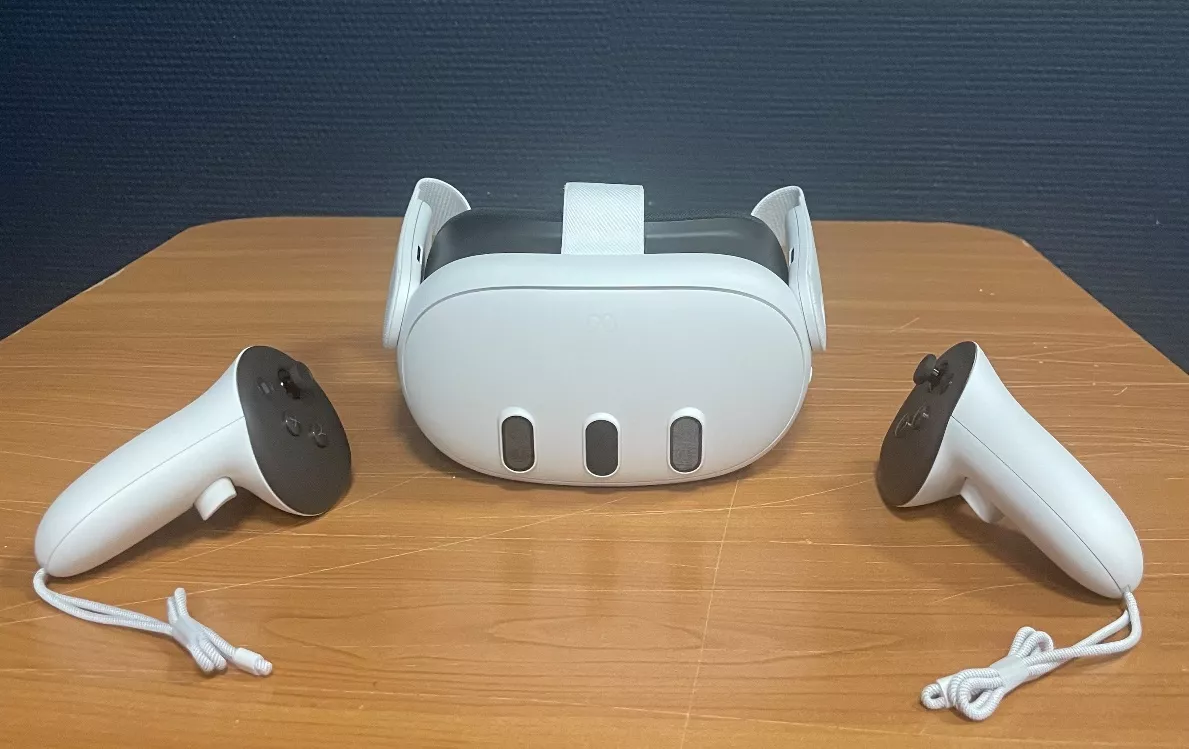 Внешний вид Oculus Quest 3 с контроллерами