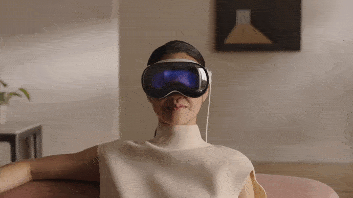 При приближении к человеку, использующему Vision Pro, устройство становится прозрачным