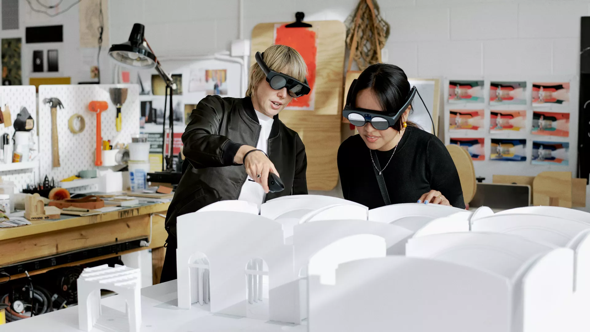 В обновлении Magic Leap 2 отмечается значительное улучшение отслеживания рук, биометрической системы распознавания и других функций.
